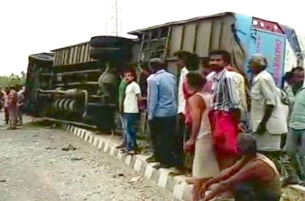 मैनपुरी में भीषण हादसा, वॉल्वो बस पलटने से 17 लोगों की मौत