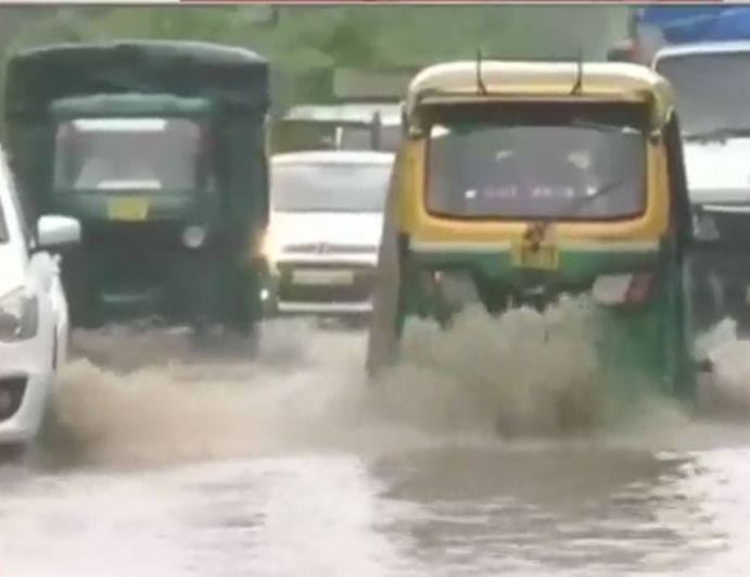 दिल्ली - एनसीआर में आज भी झमाझम बारिश, यमुना से बाढ़ का खतरा