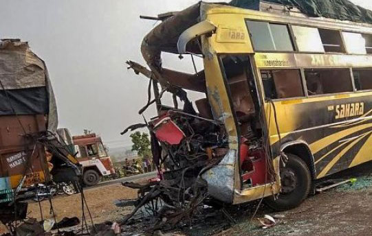 रुठियाई में ट्रक से बस टकराई;10 की मौत, 48 घायल