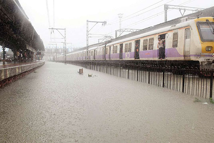 मुंबई में भारी बारिश के बाद जलभराव, BMC अलर्ट पर